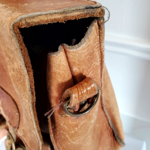 70's unisex distressed leather bag - Picture 5 of 8